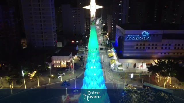 Árvore de Natal da praça Portugal iluminada na cidade à noite — vídeo aéreo de Fortaleza