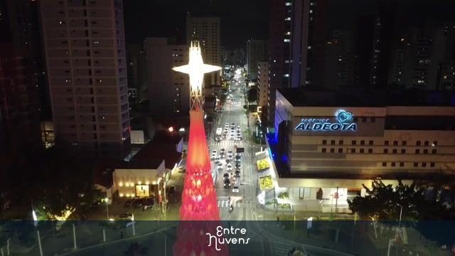 Árvore de Natal iluminada na Praça Portugal 