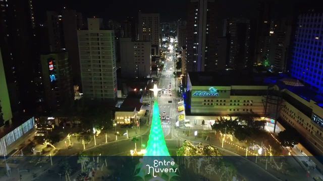 Árvore de Natal iluminada na praça Portugal  — vídeo aéreo de Fortaleza