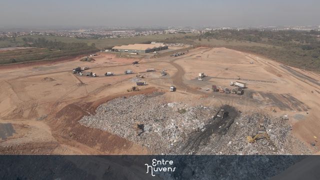 Aterro sanitário em operação — vídeo aéreo de São Paulo