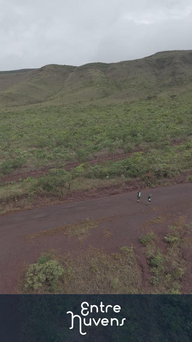 Atletas correndo entre montanhas. — vídeo aéreo de Belo Horizonte