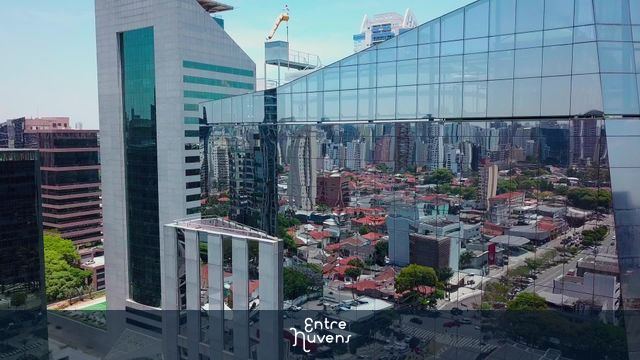 Av Juscelino Kubitschek vista pelo reflexo de um prédio espelhado 