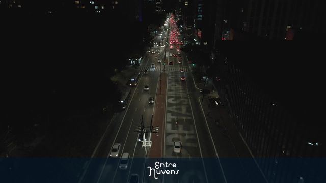 Av paulista com MASP ao lado de noite.