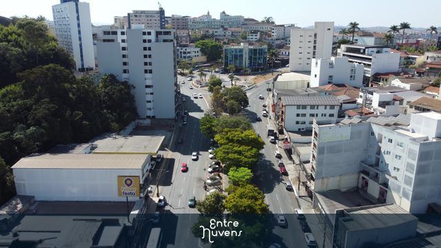 Avenida  Principal de Conseleiro Lafaiete MG — vídeo aéreo de Conselheiro Lafaiete