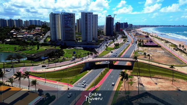 Avenida à beira-mar com arranha-céus e praia