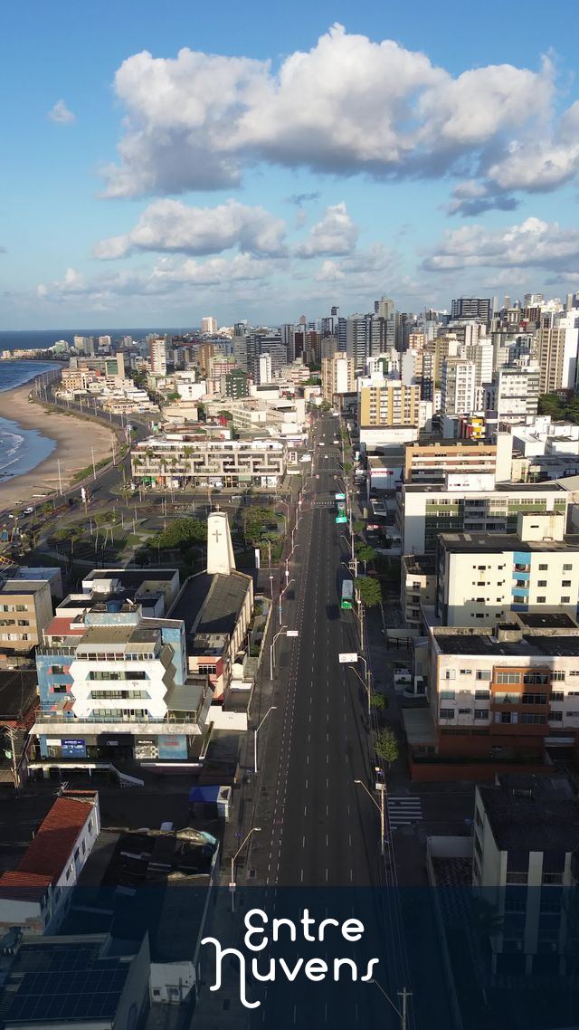 Avenida à beira-mar com prédios e praia