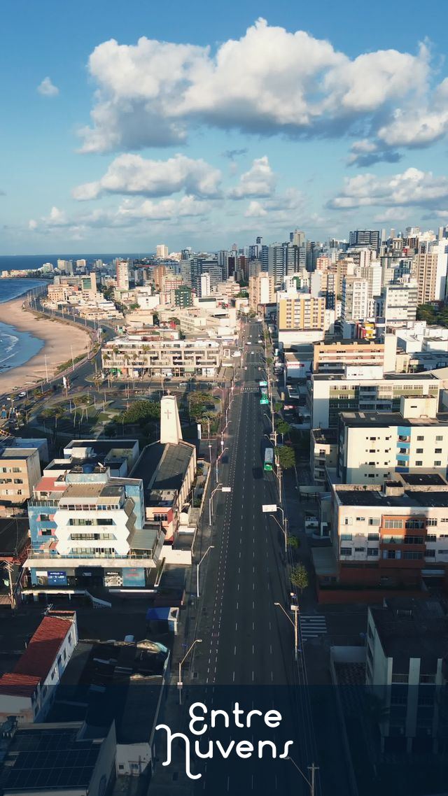 Avenida à beira-mar em dia ensolarado