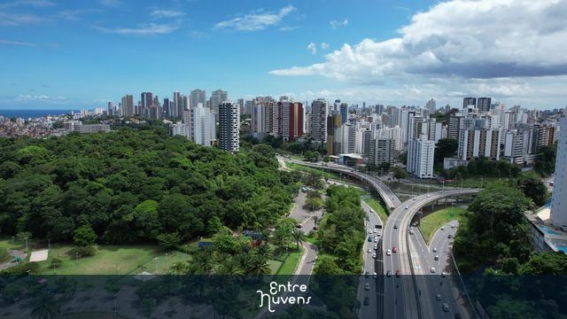 Avenida ACM e o Parque da Cidade — vídeo aéreo de Salvador