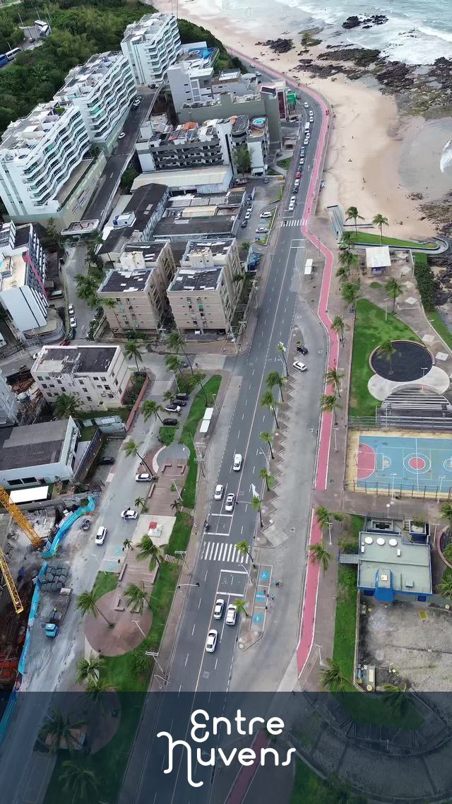 Avenida beira-mar com quadra e praia ao fundo