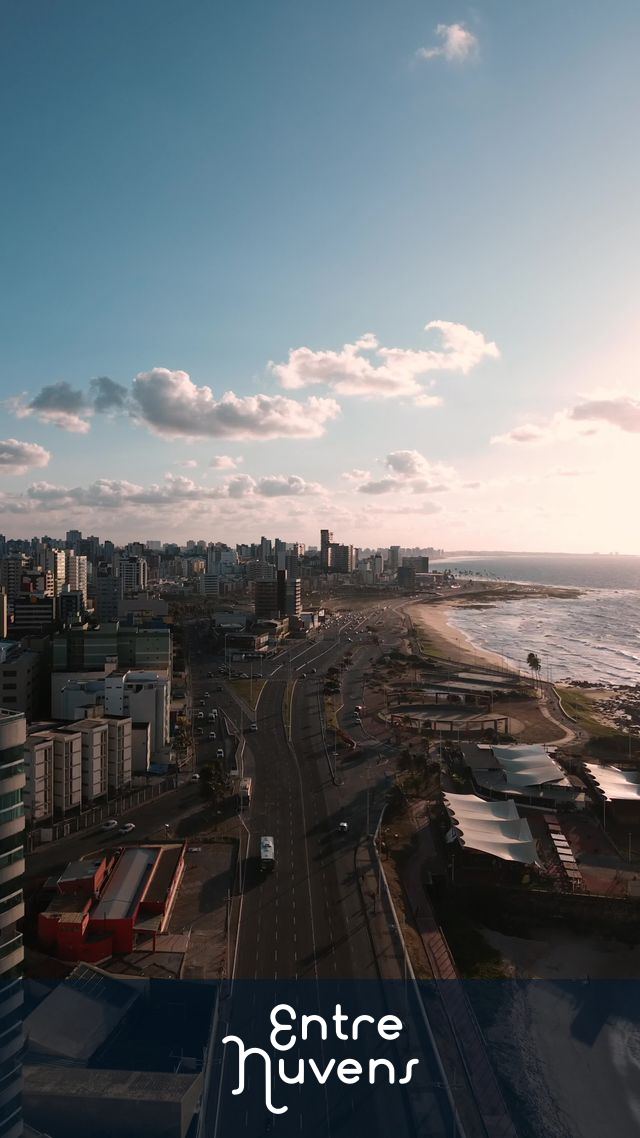 Avenida beira-mar com skyline ao entardecer