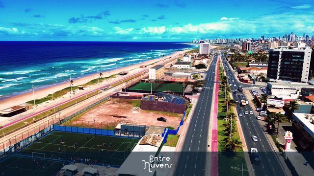 Avenida beira-mar e orla azul em destaque