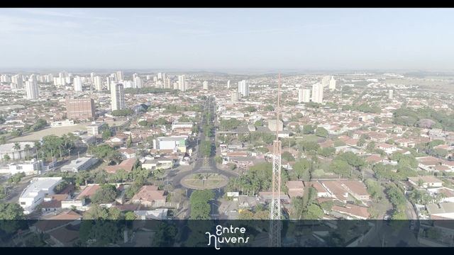 Avenida em cidade de pequeno porte