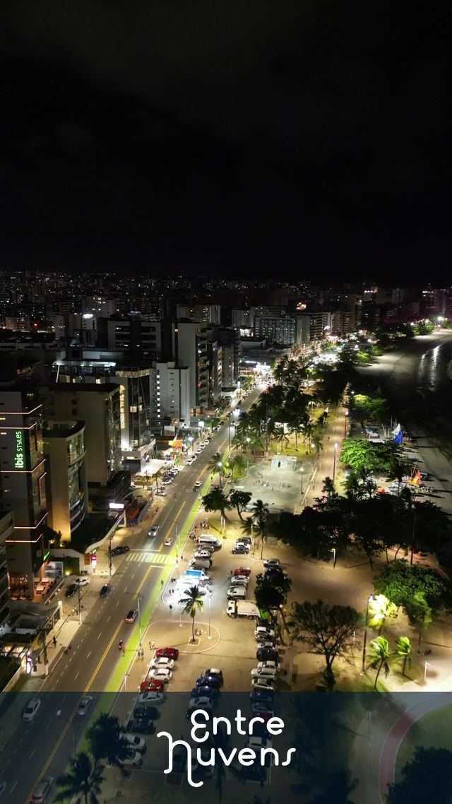 Avenida iluminada à beira-mar à noite na Praia do Bairro Pajuçara — vídeo aéreo de Maceió