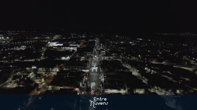 Avenida iluminada ao centro da cidade à noite — vídeo aéreo de Sobral