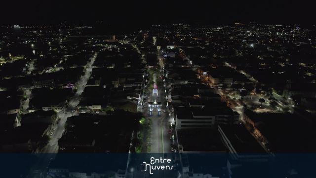 Avenida iluminada no coração da cidade — vídeo aéreo de Sobral