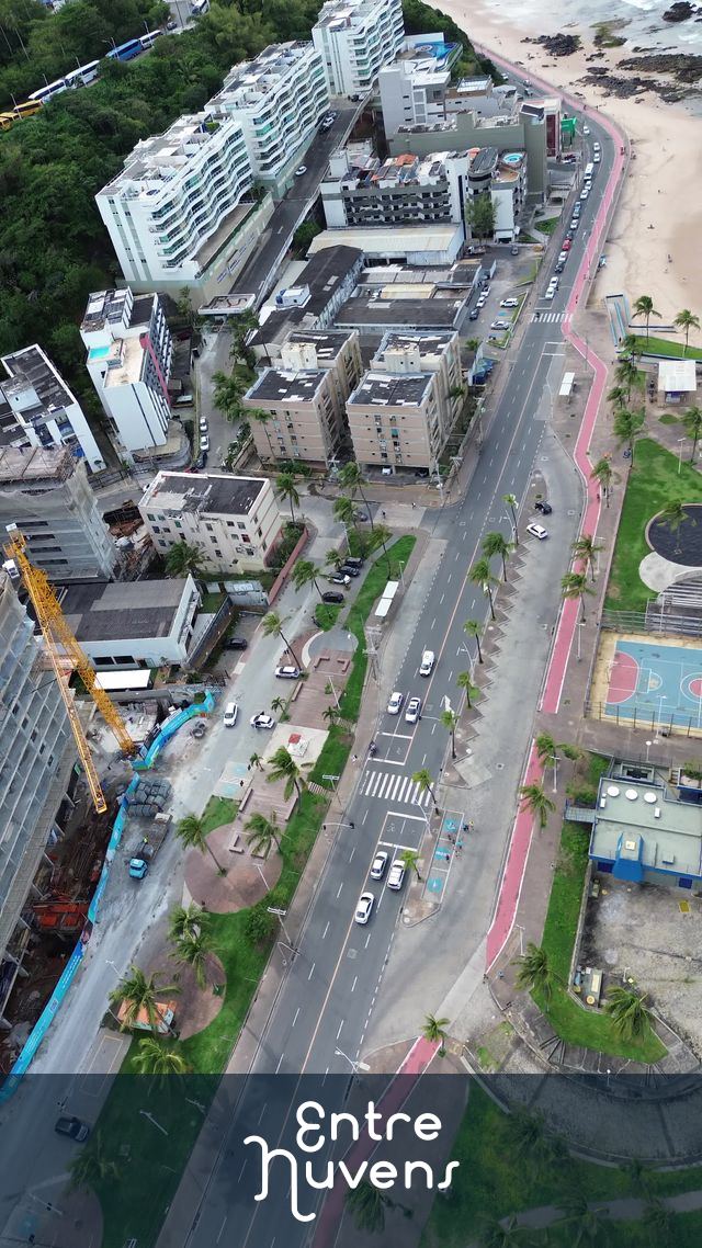 Avenida litorânea com ciclovia e praia