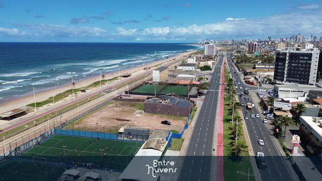 Avenida litorânea e praia urbana movimentada