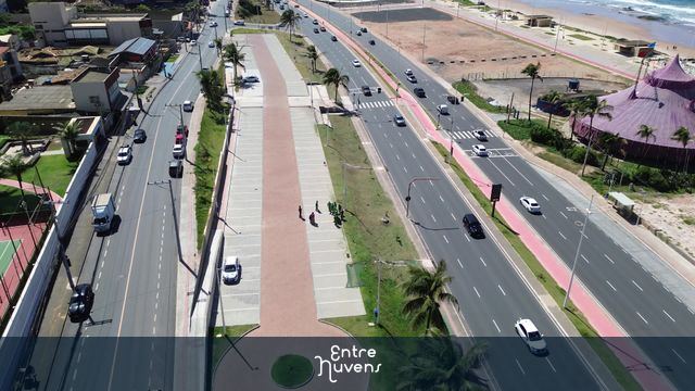 Avenida litorânea movimentada com ciclovia