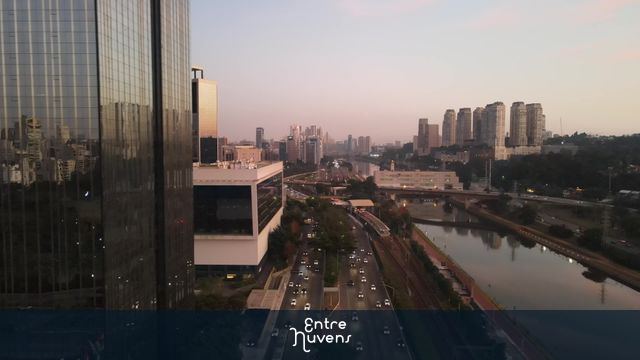 Avenida movimentada ao entardecer em São Paulo