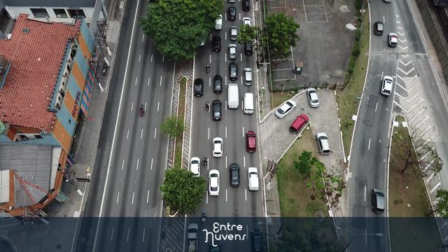 Avenida movimentada com trânsito intenso