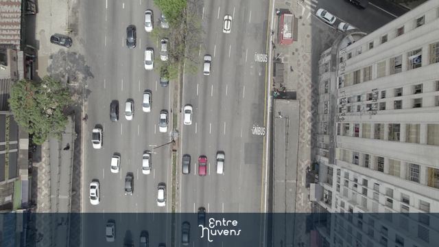 Avenida movimentada com trânsito intenso