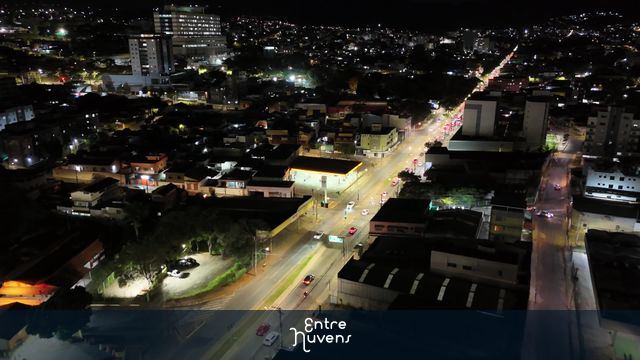 Avenida movimentada em bairro de cidade grande noturno — vídeo aéreo de Belo Horizonte