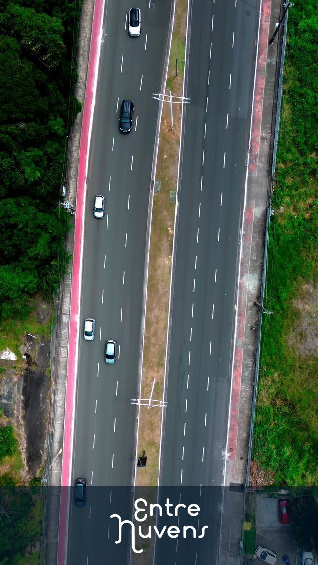 Avenida movimentada entre áreas verdes — vídeo aéreo de Salvador