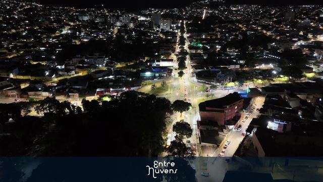 Avenida movimentada  imagem noturna — vídeo aéreo de Belo Horizonte