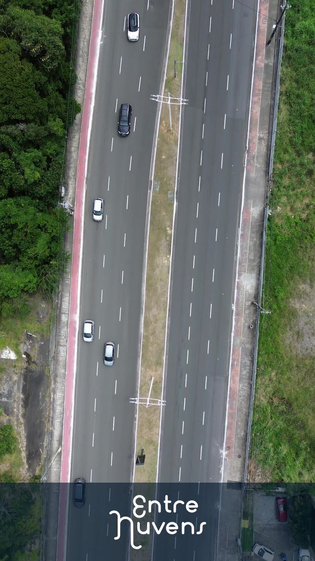 Avenida movimentada vista do alto — vídeo aéreo de Salvador