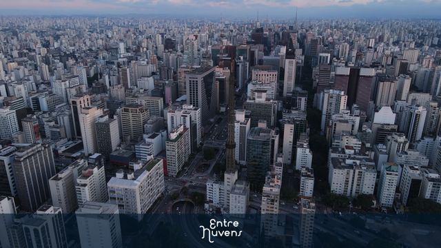 Avenida Paulista em meio aos arranha-céus