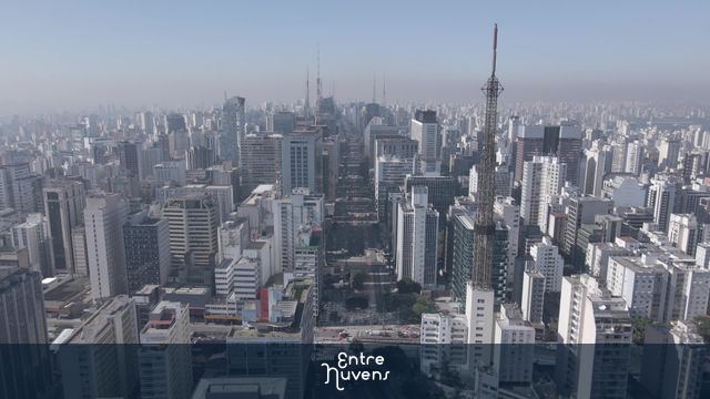 Avenida Paulista entre arranha-céus imponentes — vídeo aéreo de São Paulo