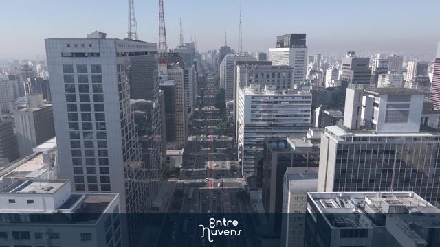 Avenida Paulista entre arranha-céus