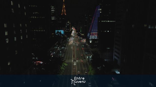 Avenida Paulista iluminada à noite