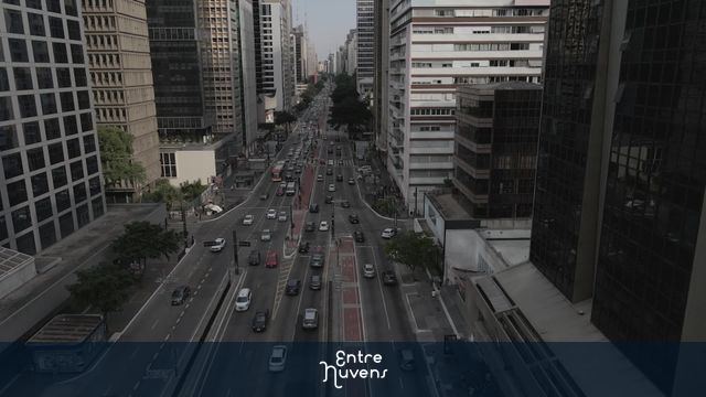 Avenida Paulista movimentada entre prédios