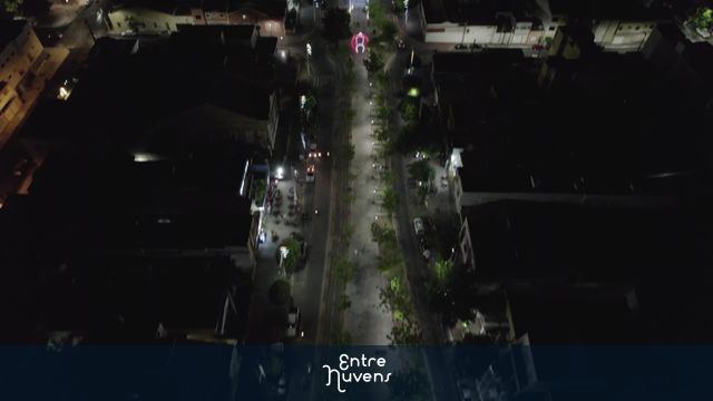 Avenida principal iluminada no centro à noite — vídeo aéreo de Sobral