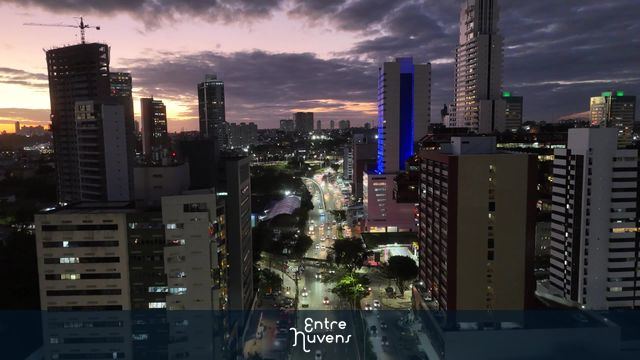 Avenida Tancredo Neves em Salvador - Bahia ao anoitecer em horário de transito intenso