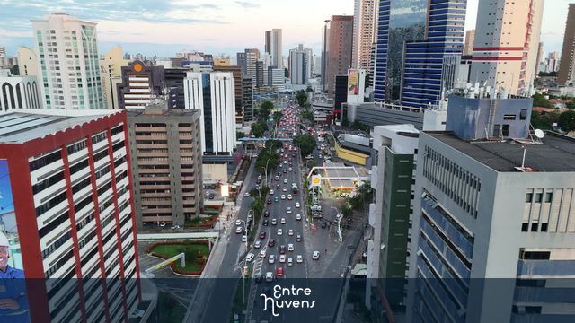 Avenida Tancredo Neves em Salvador - Bahia com transito intenso