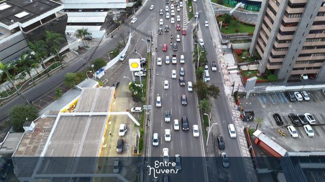 Avenida Tancredo Neves em Salvador - Bahia em horário de transito intenso