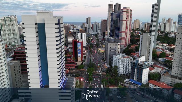 Avenida Tancredo Neves em Salvador - Bahia em horário de transito intenso