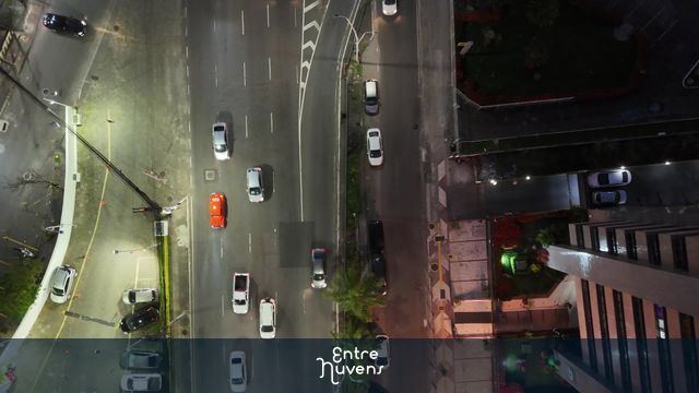 Avenida Tancredo Neves em Salvador - Bahia em horário de transito intenso