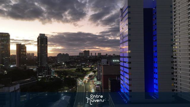 Avenida Tancredo Neves em Salvador - Bahia em horário de transito intenso