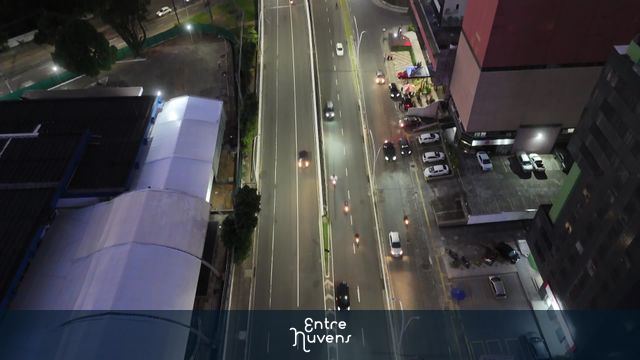 Avenida Tancredo Neves em Salvador - Bahia em horário de transito intenso