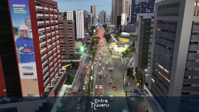 Avenida Tancredo Neves em Salvador - Bahia em horário de transito intenso