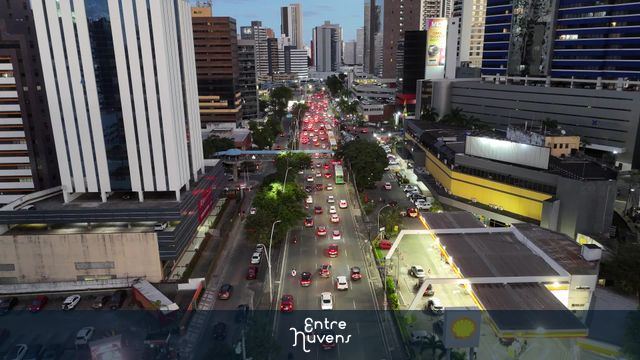 Avenida Tancredo Neves em Salvador - Bahia em horário de transito intenso