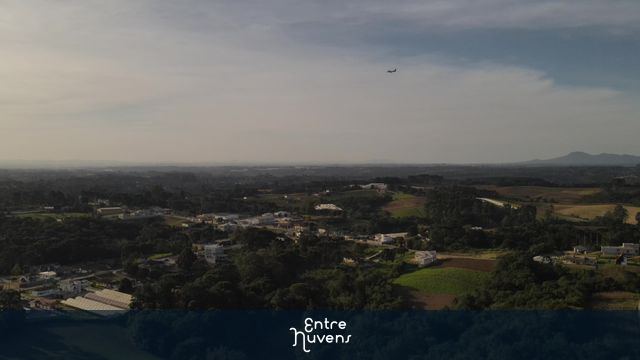 Avião pousando em aeroporto em 4k