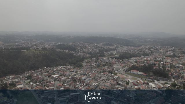 Bairro cercado por morros e áreas verdes — vídeo aéreo de Caieiras