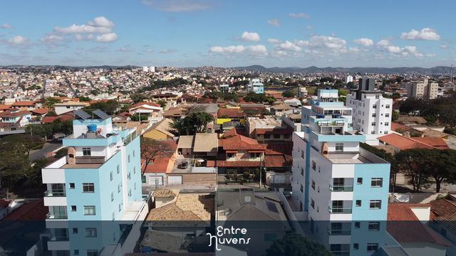 BAIRRO COM CASA E PRÉDIOS — vídeo aéreo de Belo Horizonte