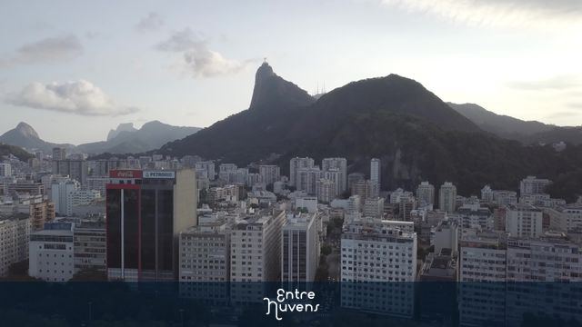Bairro de Botafogo com Cristo Redentor sobre a Skyline do Rio de Janeiro