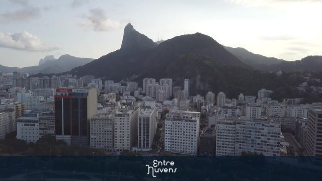 Bairro de Botafogo em primeiro plano, Cristo Redentor sob o Morro do Corcovado