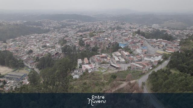 Bairro entre morros e áreas de mata — vídeo aéreo de Caieiras